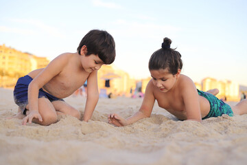Niños jugando en la playa - obrazy, fototapety, plakaty