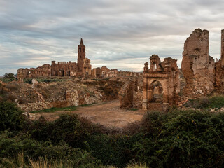 imagen del pueblo viejo de Belchite con la iglesia al fondo