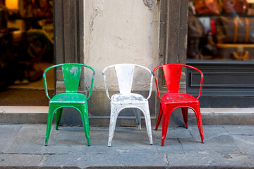 Fototapeta na wymiar Drei Stühle in den Landesfarben von Italien, Florenz, Italien, Europa