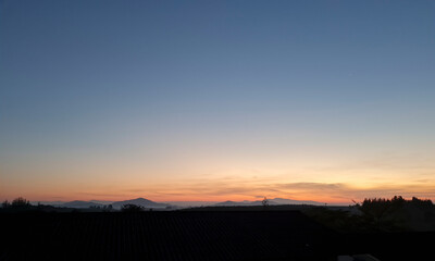 Obraz premium Morning blur of day over mountains and trees.