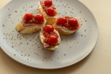 Small sandwich with cherry tomatoes, ham and cream