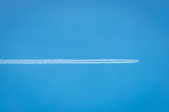 train&eacute;e de condensation d'un avion dans le ciel