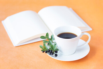 Obraz na płótnie Canvas 本とコーヒーとイヌツゲの黒い花束