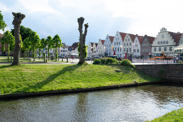 Die Stadt Friedrichstadt liegt zwischen den Flüssen Eider und Treene im Kreis Nordfriesland in...