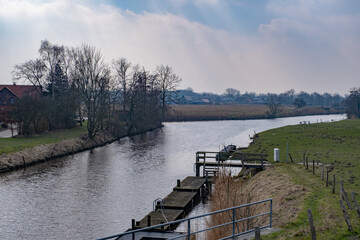 Schleuse der Medem, Fluss mündet in Otterndorf in die Elbe an der Nordsee, Landkreis Cuxhaven