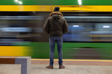 Jeden samotny mężczyzna przejeżdżający tramwaj - obrazy, fototapety, plakaty