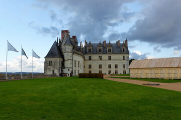 Fototapeta na wymiar Le chateau d'Amboise dans le val de Loire depuis la cour intérieure.C' est une ancienne résidence des rois de France surplombant la Loire, à Amboise, en Indre-et-Loire. Il fait partie des châteaux de 