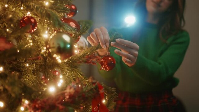 Ragazza italiana appende palline per albero di Natale