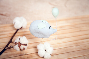 mastic elephant with balloon as a cake decoration