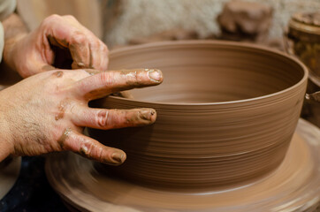 main de potier au travail en atelier