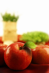 신선하고 맛있는 붉은색 사과와 잎사귀
