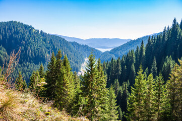 Blick ins Tal mit Stausee im Bucegi Gebirge der rumänischen Karpaten