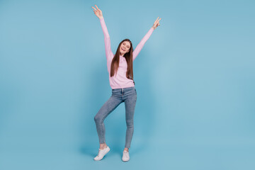 Obraz premium Full size photo of young cheerful girl happy positive smile show peace cool v-sign isolated over blue color background
