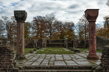 Mittelalterliches Kloster auf einem Berg bei Heidelberg