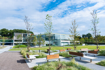 長野県立美術館と城山公園のベンチ