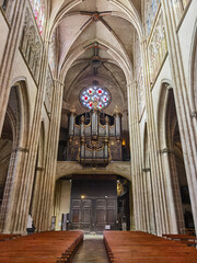 Interior e órgão da Catedral Sainte Marie De Bayonne Cathedral