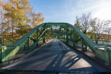 Alte Traunbrücke von Wels nach Thalheim im Spätherbst