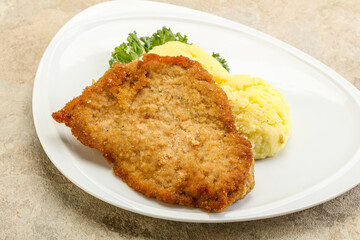 Crispy chicken schnitzel with mashed potato