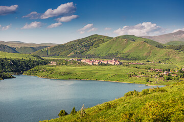 Obraz premium Suburban area of a famous Jermuk resort town on a shore of Kechut Reservoir in Armenia, located in ecological and picteresque place