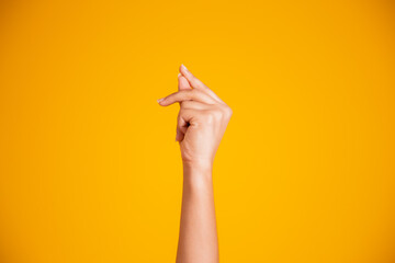 afro woman snapping her fingers.