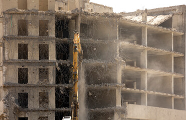 Еxcavator demolishes an old building