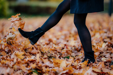 Spacer wśród jesiennych liści