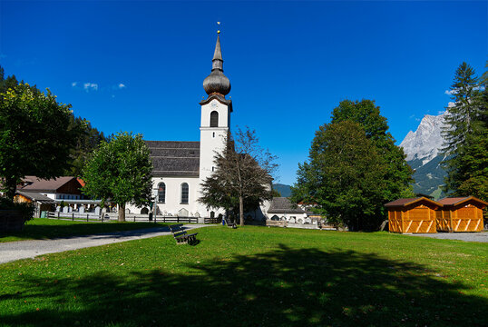 Kirche, St. Josef, Bauwerk, Biberwier, Tirol, Architektur, Turm, Barock, Religion, Christentum, &Ouml;sterreich, anreisen, Tourismus, alt, historisch, Geschichte, Himmel, blau, Baum, emporragen, Wiese, son