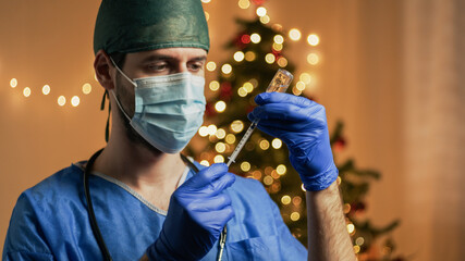 Medico prepara il vaccino a Natale