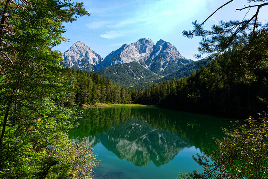 Landschaft, Natur, Tirol, &Ouml;sterreich, See, Mittersee, Alpen, Gebirge, Sonnenspitze, gwamperter Schroffen, Wasser, Reflektion, Felsen, grau, gr&uuml;n, gelb, Himmel, blau, Wolke, wei&szlig;, Wiese, Gras, Wald, He