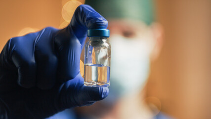 Medico con vaccino nel periodo di Natale