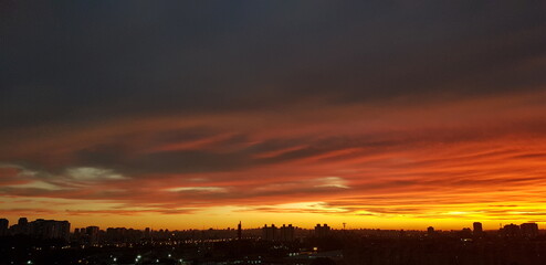 Pôr-do-sol colorido na cidade