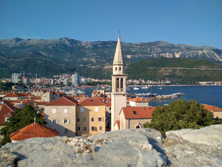 Obraz premium City buildings against the background of mountains and the sea