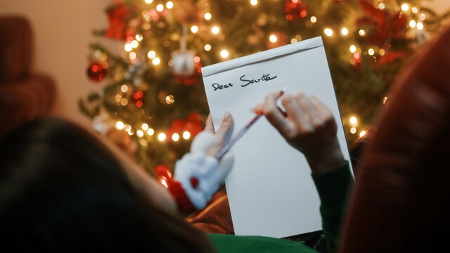 Ragazza scrive lettera per Babbo Natale