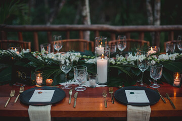 mesa con candelabros