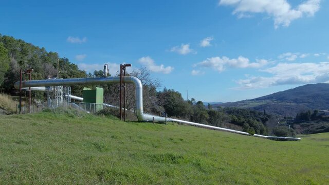 Centrale geotermca sulle colline verdi