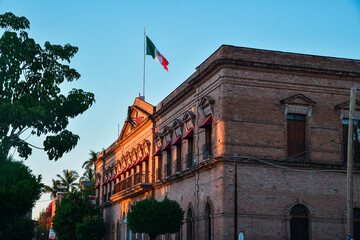 bandera de mexico en castillo