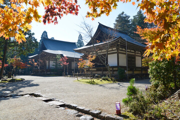 秋の神護寺　五大堂と毘沙門堂　京都市右京区高雄