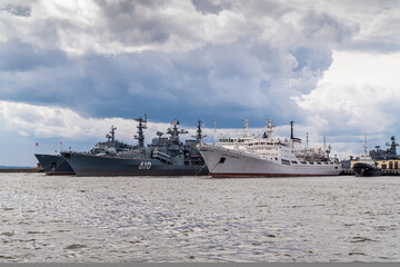 Russia. Saint-Petersburg. August 15, 2021. Warships of the Baltic Fleet and ships of the auxiliary fleet at the eastern wall of Ust-slingshot in Kronstadt. © yurisuslov