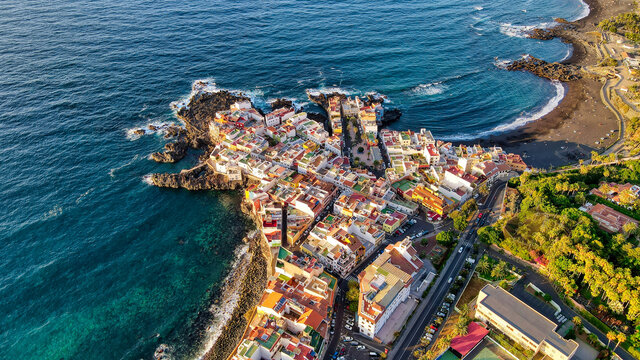 Foto a&eacute;rea de barrio costero, Punta Brava, Tenerife, Canarias.