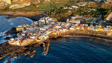 Foto aérea de barrio costero, Punta Brava, Tenerife, Canarias.