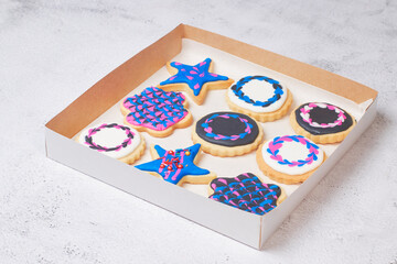 Galletas de diferentes formas decoradas con glasé.
