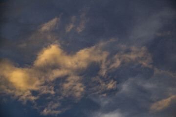 Céu com nuvens douradas de final de tarde.