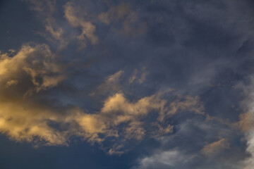 Céu com nuvens douradas de final de tarde.
