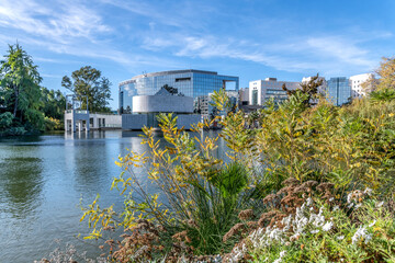 Bâtiment à architecture moderne au bord d'un lac