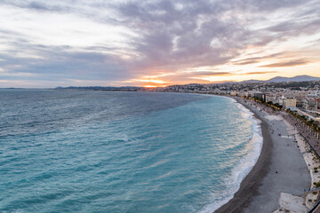 Fototapeta premium Coucher de soleil sur la baie des anges à Nice sur la Côte d'Azur