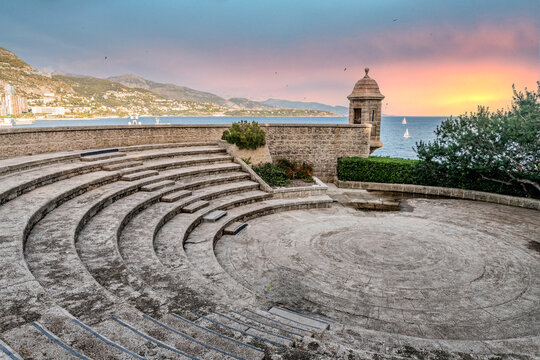 Le th&eacute;&acirc;tre du fort  Antoine &agrave; Monaco Monte Carlo avec un coucher de soleil sur la mer