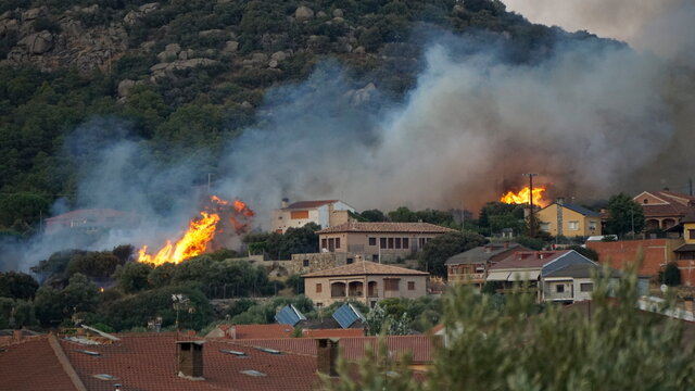 Incendio en la monta&ntilde;a entre casas, cenicientos