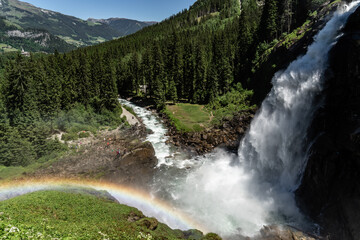 Fototapeta na wymiar Regenbogen am Fuße eines Wasserfalls