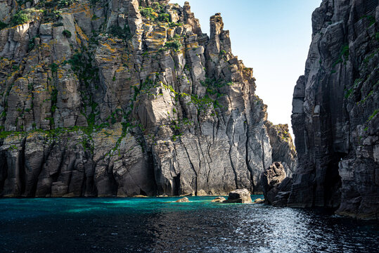 Felsige Insel Basiluzzo mit t&uuml;rkisblauem Wasser