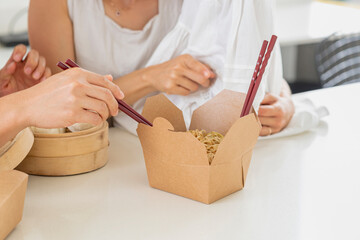 PERSONAS DESCONOCIDAS LISTOS PARA DISFRUTAR UNA DELICIOSA COMIDA ASIÁTICA